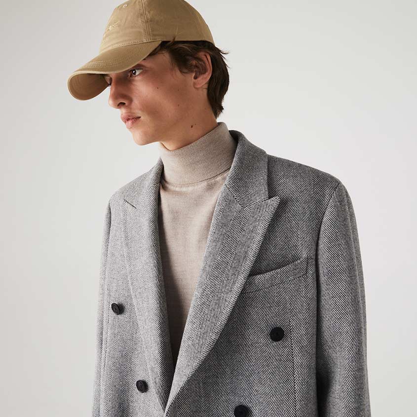 dettaglio collo del cappotto di lana grigio a spina di pesce